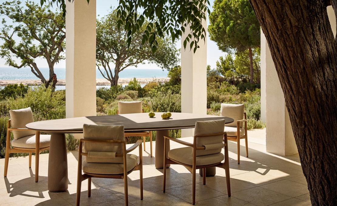 Уличный стол от фабрики Poliform модель MONOLITH OUTDOOR TABLE