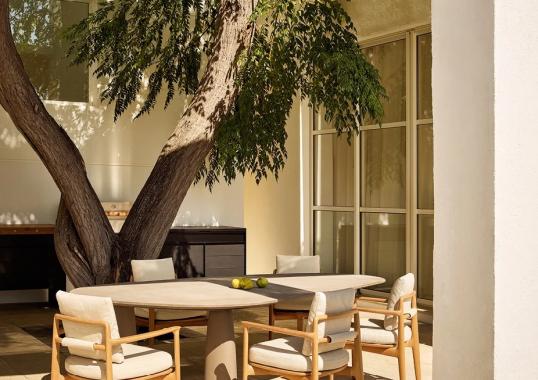 Уличный стол от фабрики Poliform модель MONOLITH OUTDOOR TABLE