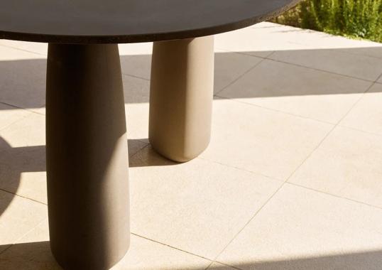 Уличный стол от фабрики Poliform модель MONOLITH OUTDOOR TABLE