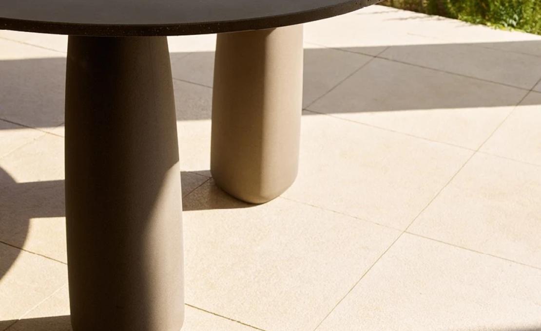 Уличный стол от фабрики Poliform модель MONOLITH OUTDOOR TABLE