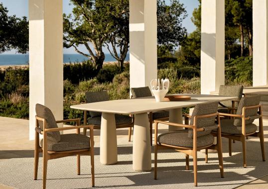 Уличный стол от фабрики Poliform модель MONOLITH OUTDOOR TABLE