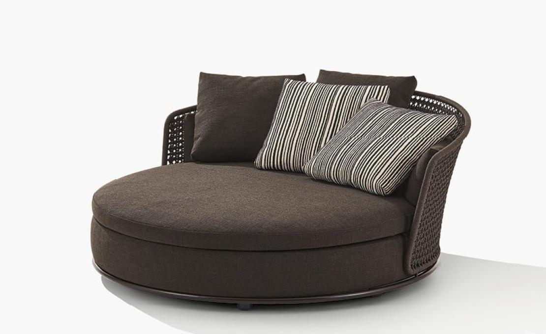 Уличный диван от фабрики Poliform модель SOORI DAY LOUNGE