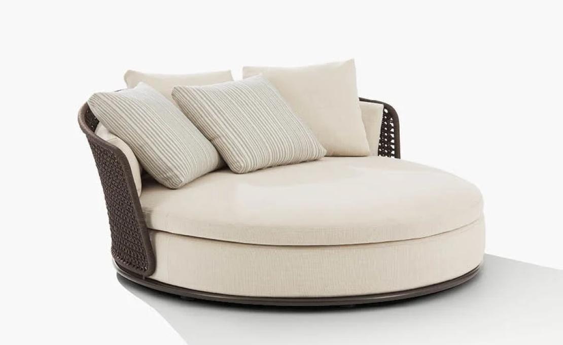 Уличный диван от фабрики Poliform модель SOORI DAY LOUNGE