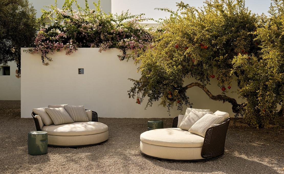 Уличный диван от фабрики Poliform модель SOORI DAY LOUNGE