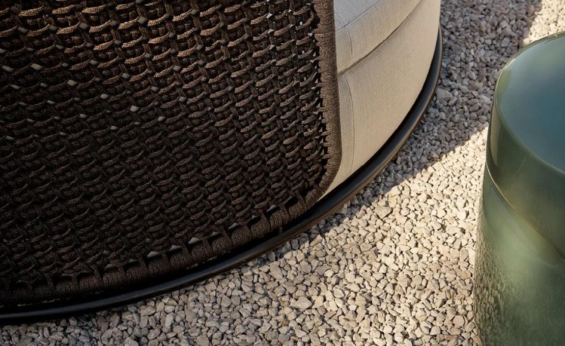 Уличный диван от фабрики Poliform модель SOORI DAY LOUNGE