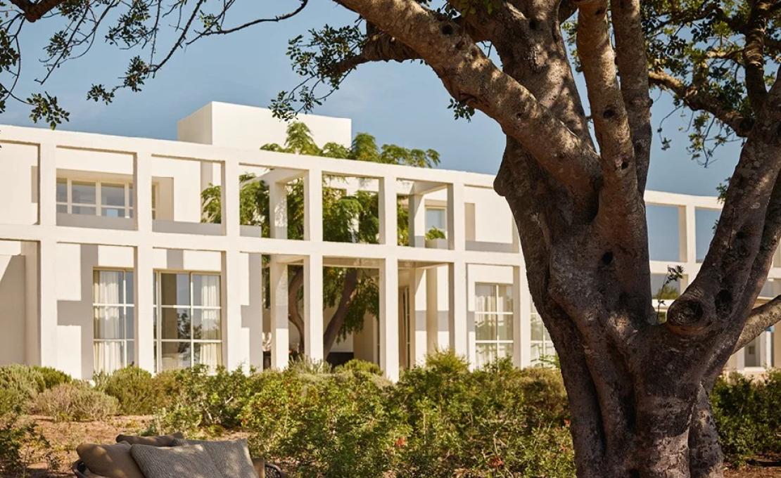 Уличный диван от фабрики Poliform модель SOORI DAY LOUNGE