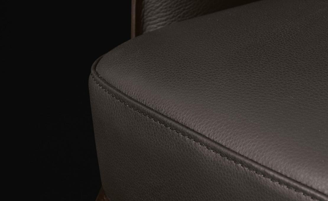 Кресло от фабрики Poliform модель Stanford Lounge Arm