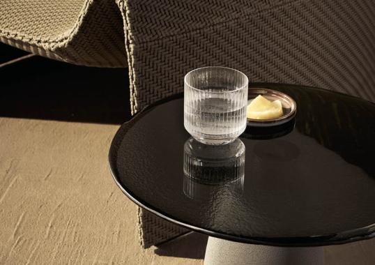 Уличный стол от фабрики Poliform модель STRATA  GLASS