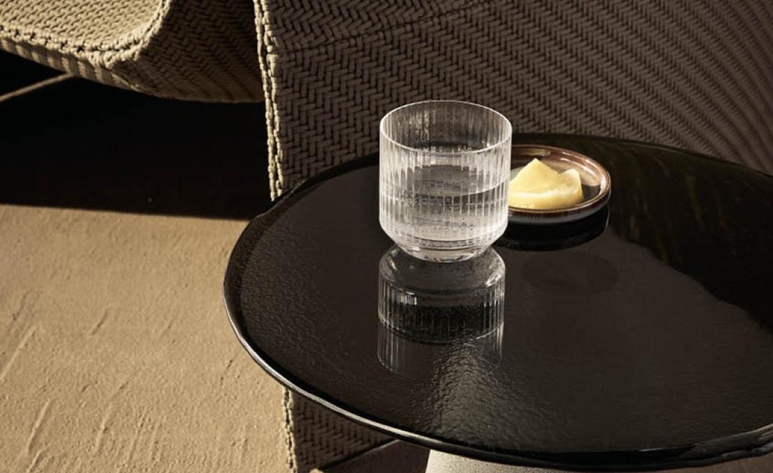 Уличный стол от фабрики Poliform модель STRATA  GLASS