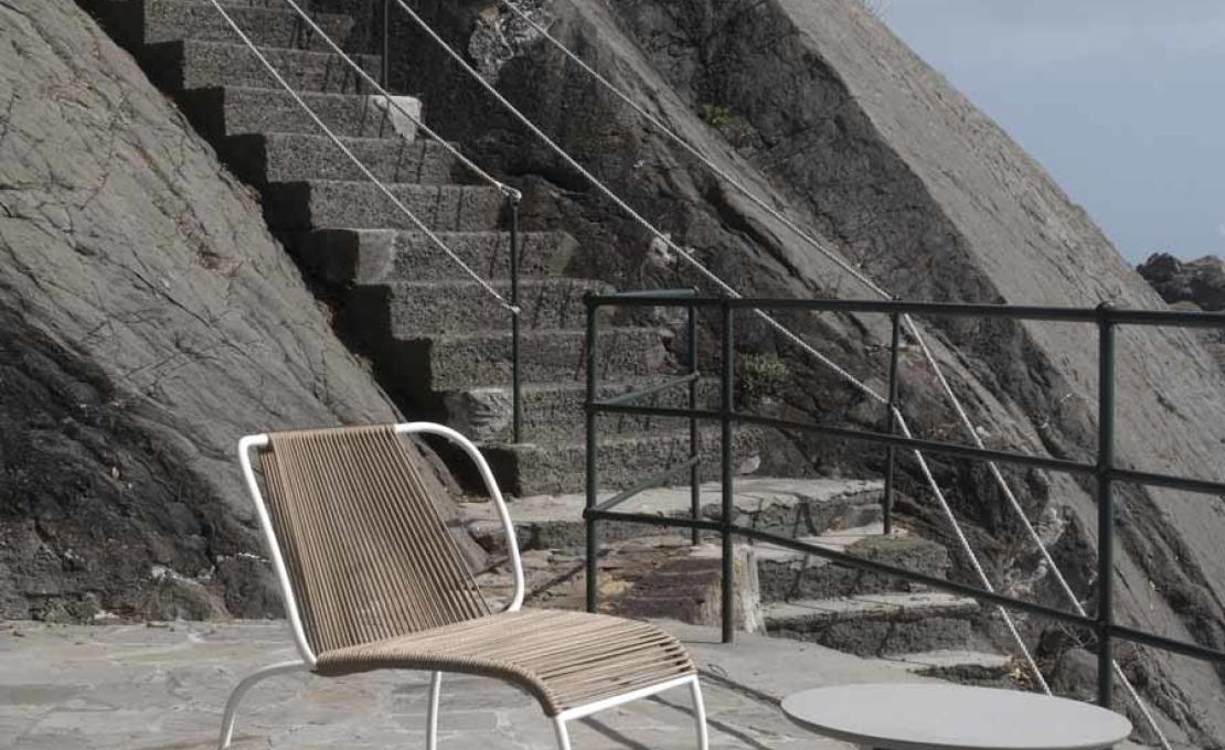 Уличное кресло от фабрики Potocco модель 945/L Tibes Lounge Arm