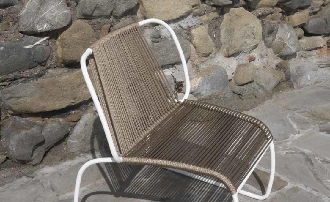 Уличное кресло от фабрики Potocco модель 945/L Tibes Lounge Arm