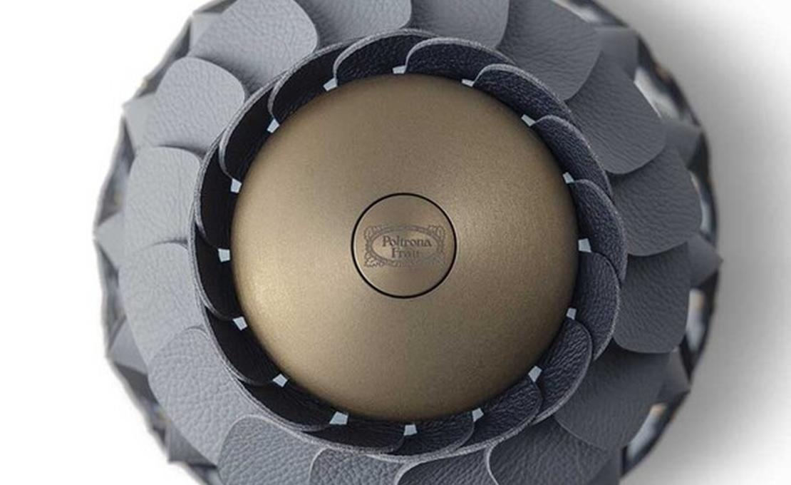 Настольная лампа Tullissè от Poltrona Frau - дизайн Atelier Oï