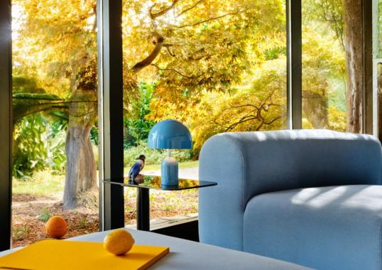 Настольная лампа модель Bell Table Lamp - Portable от фабрики Tom Dixon