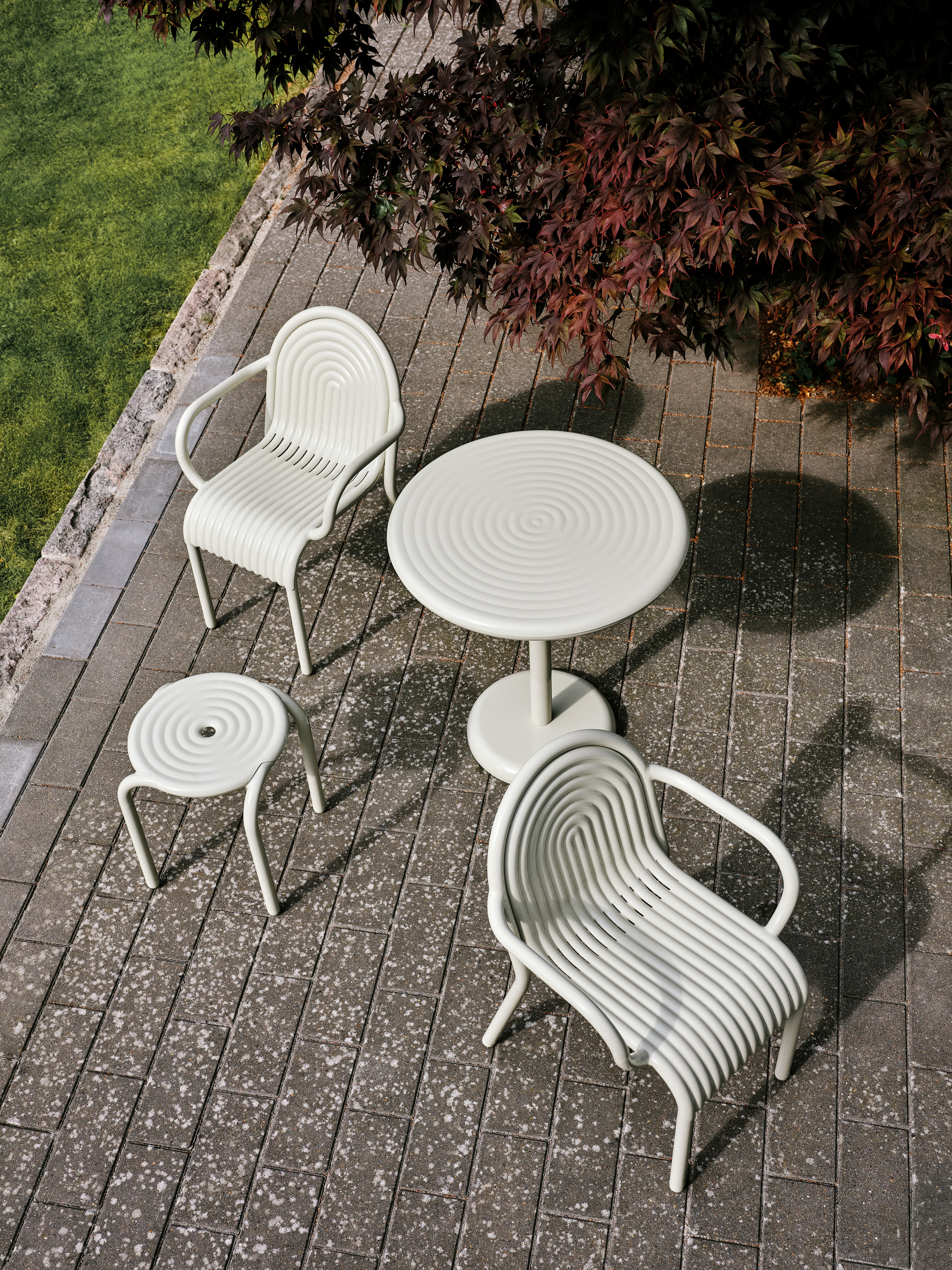Обеденный стол Groove Outdoor Table от Tom Dixon image 1