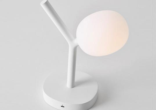 Настольная лампа модель Ivy Battery Table Lamp Portable от фабрики Brokis