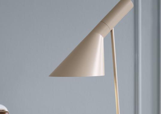 Настольная лампа модель Aj Table Lamp от фабрики Louis Poulsen
