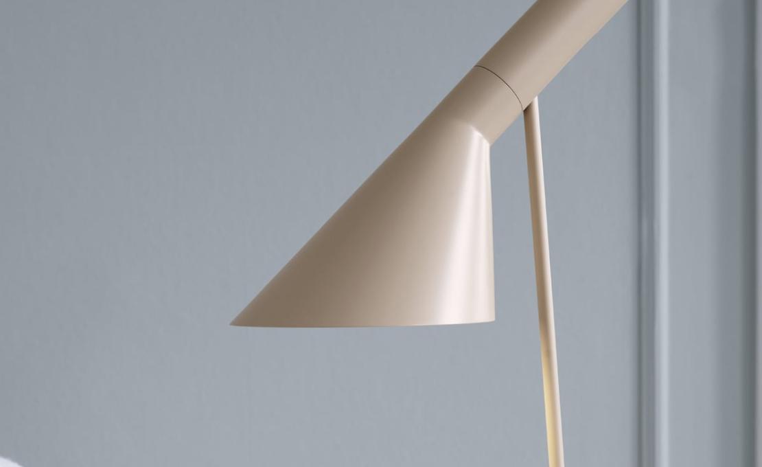 Настольная лампа модель Aj Table Lamp от фабрики Louis Poulsen
