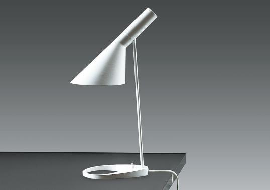 Настольная лампа модель Aj Table Lamp от фабрики Louis Poulsen