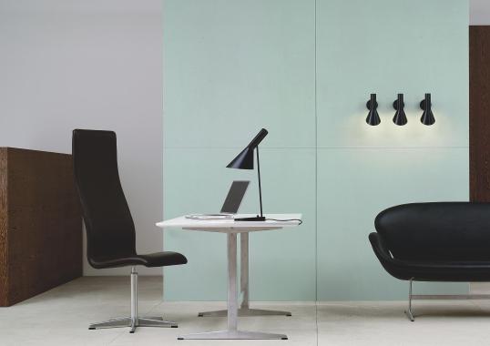 Настольная лампа модель Aj Table Lamp от фабрики Louis Poulsen