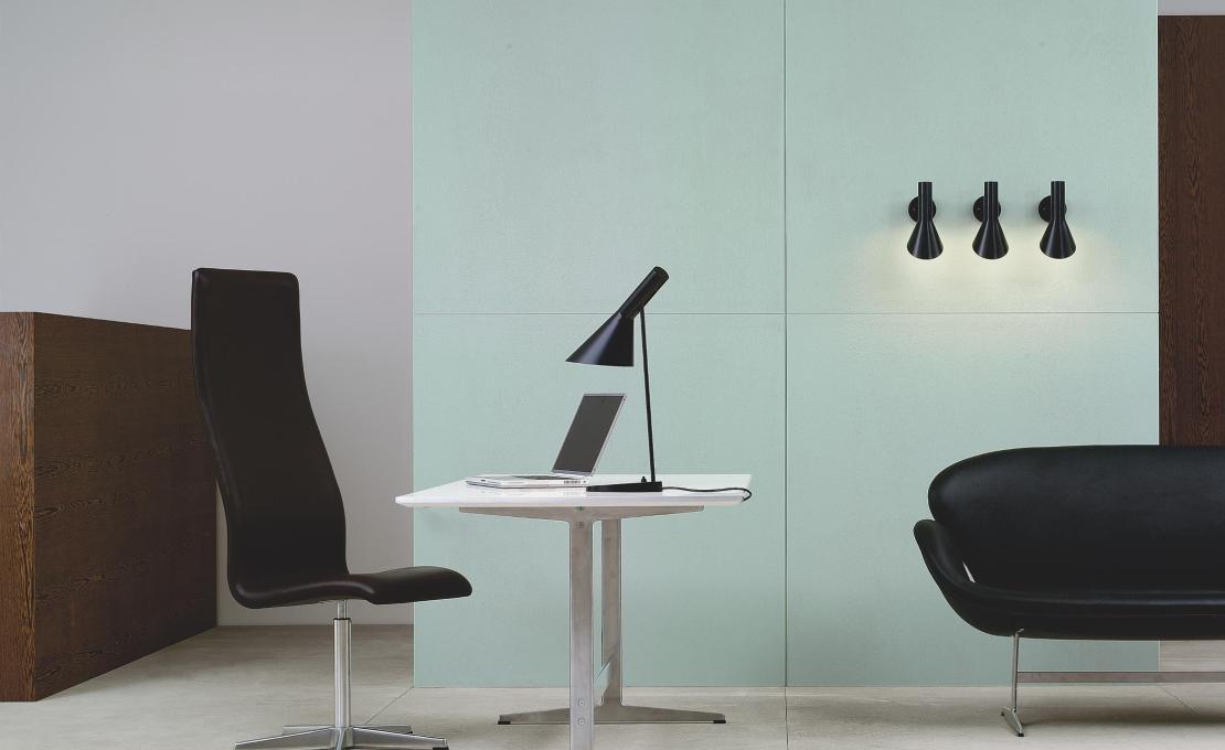 Настольная лампа модель Aj Table Lamp от фабрики Louis Poulsen