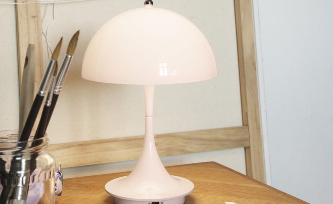 Настольная лампа модель Panthella V2 Portable Table Lamp от фабрики Louis Poulsen