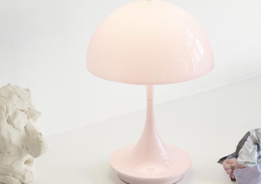 Настольная лампа модель Panthella V2 Portable Table Lamp от фабрики Louis Poulsen