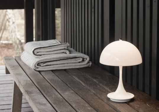 Настольная лампа модель Panthella V2 Portable Table Lamp от фабрики Louis Poulsen