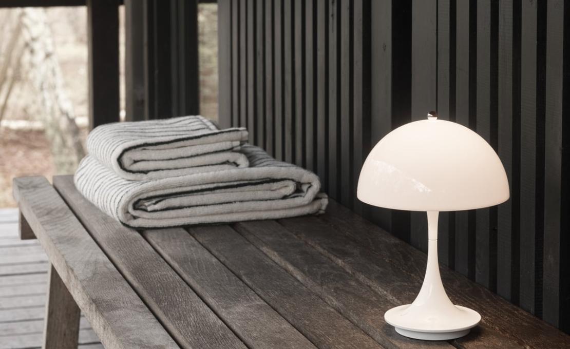 Настольная лампа модель Panthella V2 Portable Table Lamp от фабрики Louis Poulsen