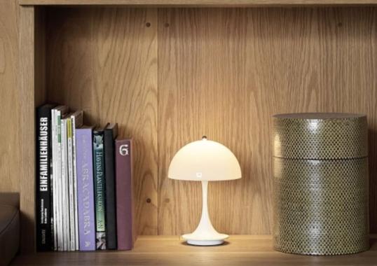 Настольная лампа модель Panthella V2 Portable Table Lamp от фабрики Louis Poulsen