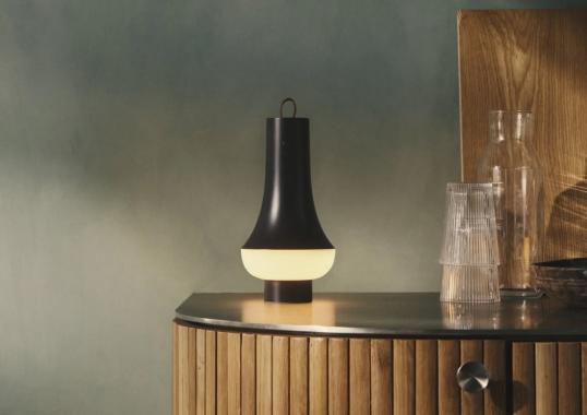 Настольная лампа модель Tomoshi Portable Lamp от фабрики Louis Poulsen