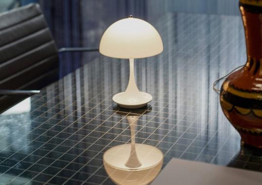 Настольная лампа модель Panthella V2 Portable Table Lamp от фабрики Louis Poulsen