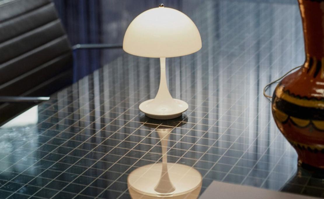 Настольная лампа модель Panthella V2 Portable Table Lamp от фабрики Louis Poulsen
