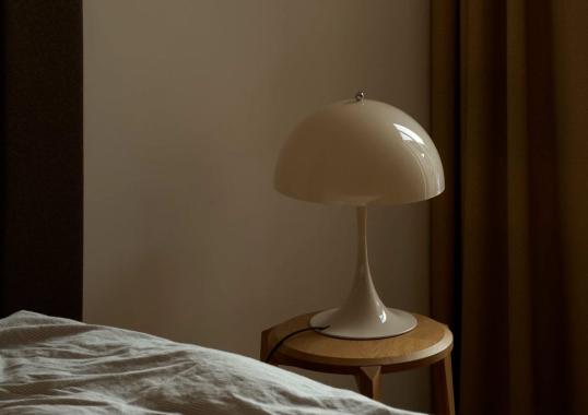 Настольная лампа модель Panthella 320 V2 - Table Lamp от фабрики Louis Poulsen