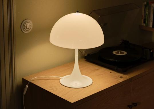 Настольная лампа модель Panthella 320 V2 - Table Lamp от фабрики Louis Poulsen