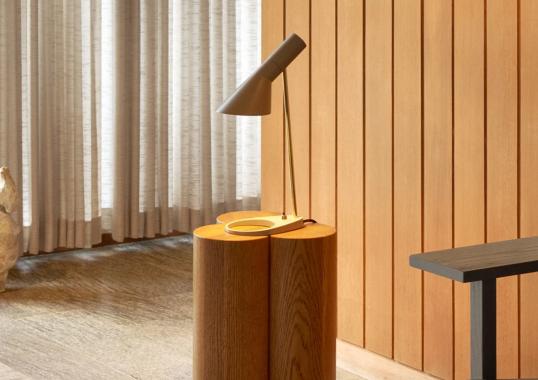 Настольная лампа модель AJ Mini Table Lamp Color Edition от фабрики Louis Poulsen
