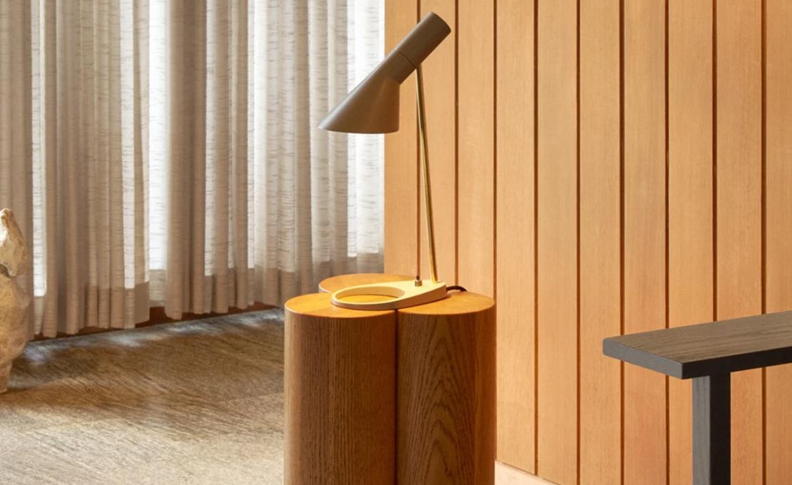 Настольная лампа модель AJ Mini Table Lamp Color Edition от фабрики Louis Poulsen