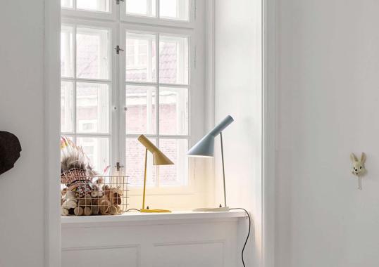 Настольная лампа модель AJ Mini Table Lamp Color Edition от фабрики Louis Poulsen