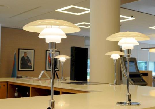 Настольная лампа модель PH 3/2 Lampada da Tavolo от фабрики Louis Poulsen
