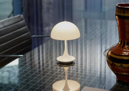 Настольная лампа модель Panthella V2 Table Lamp Portable от фабрики Louis Poulsen