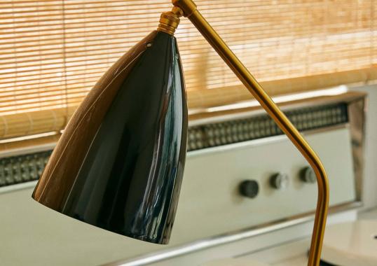 Настольная лампа модель Grossman Gräshoppa Lampada da Tavolo от фабрики Gubi