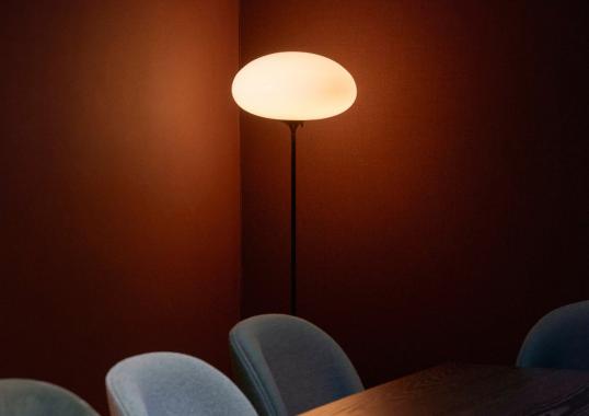 Торшер модель Stemlite Floor Lamp H. 150 cm Opal Glass от фабрики Gubi