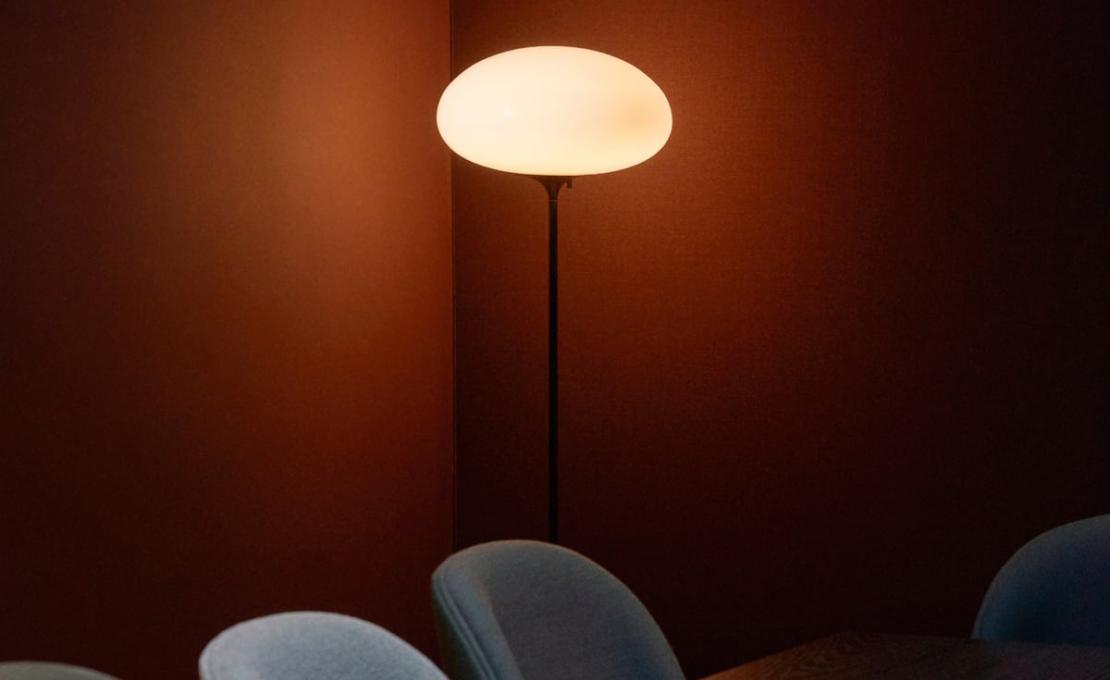 Торшер модель Stemlite Floor Lamp H. 150 cm Opal Glass от фабрики Gubi