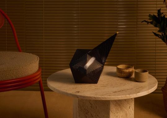 Настольная лампа модель Bagdad Portable Table Lamp от фабрики Gubi