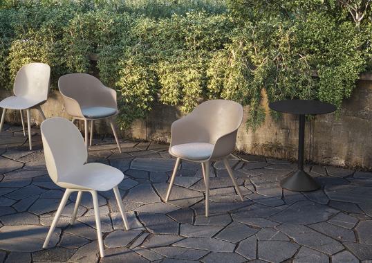 Стул модель Beetle Unupholstered Chair Outdoor - Plastic Base от фабрики Gubi