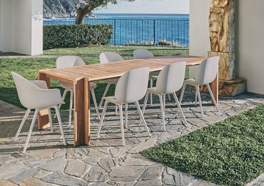 Обеденный стол модель Atmosfera Outdoor Table от фабрики Gubi