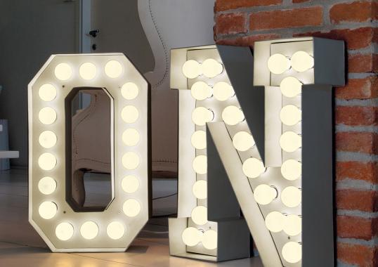 Настольная лампа модель Vegaz Lettere Luminose LED от фабрики Seletti