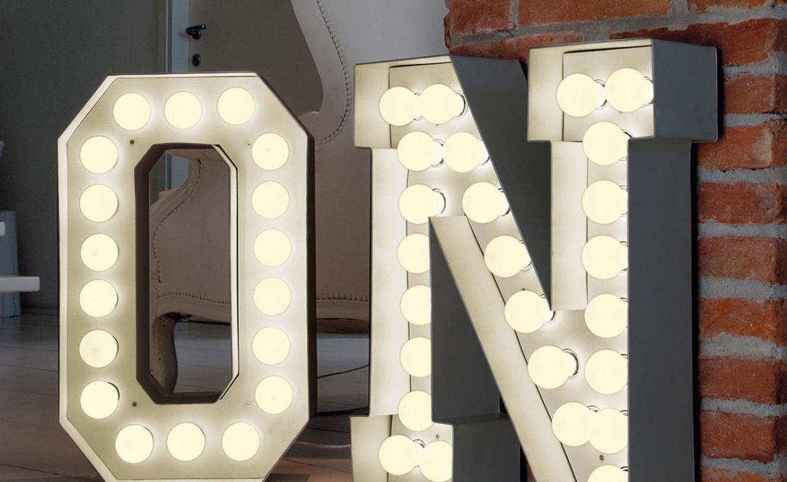 Настольная лампа модель Vegaz Lettere Luminose LED от фабрики Seletti