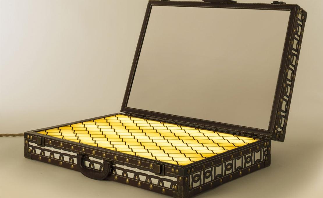Зеркало модель Lighting Trunk Mirror Suitcase от фабрики Seletti