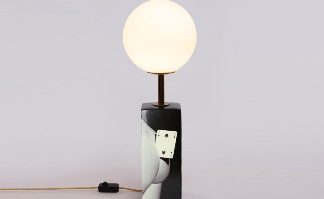 Настольная лампа модель Toiletpaper Table Lamp от фабрики Seletti