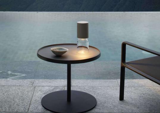 Настольная лампа модель Nui Mini Table Lamp Rechargeable Outdoor от фабрики Luceplan